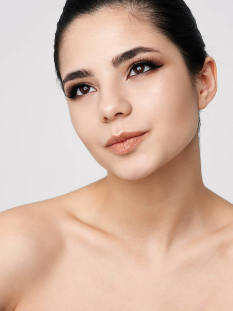 brunette naked shoulders cosmetics clear skin model - Foto, Imagen