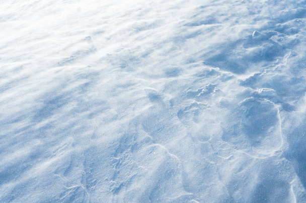 Φυσώντας χιόνι πάνω από χιονισμένη επιφάνεια στην κορυφή του βουνού στην Ελβετία - χιονοθύελλα - Φωτογραφία, εικόνα