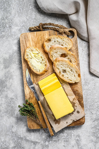 Manteiga e pão Baguette para o pequeno-almoço. Fundo cinzento.Vista superior - Foto, Imagem