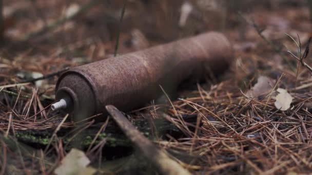 Una lata de aerosol yace en el suelo en un bosque oxidado - Imágenes, Vídeo
