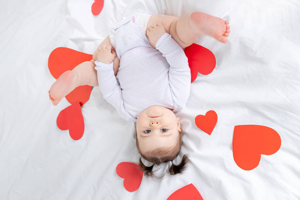 μωρό με κόκκινες καρδιές, έννοια ημέρα του Αγίου Βαλεντίνου - Φωτογραφία, εικόνα