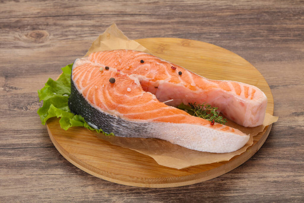 Filete de salmón crudo con sal y pimienta - listo para asar - Foto, imagen