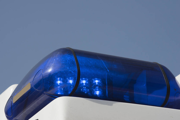 Синій аварійне світло на пожежній машині як попереджувальний сигнал
 - Фото, зображення