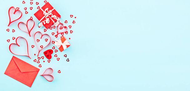 Фон на День Святого Валентина. Красная коробка Подарки, конфетти, красный конверт на голубом фоне. День святого Валентина концепция. Плоский, вид сверху, копировальное пространство, баннер  - Фото, изображение