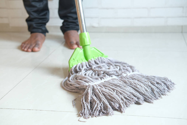 прибирання підлоги плиткою з мопедом
  - Фото, зображення