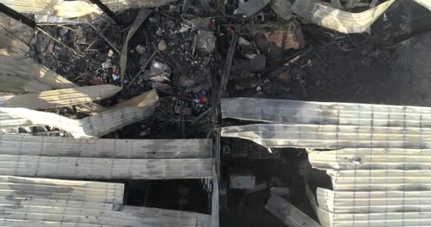 Vista aerea su un magazzino bruciato - Filmati, video