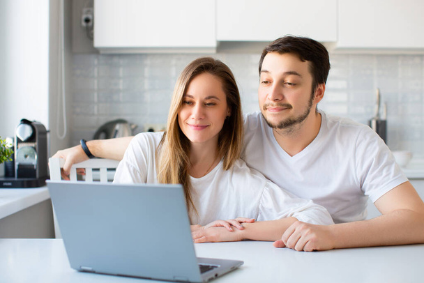 Foto van een echtpaar dat een online consult heeft met een familiepsycholoog. - Foto, afbeelding