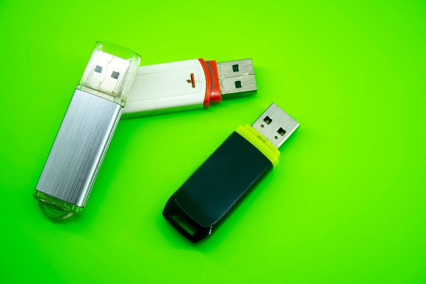 пам'яті USB комп'ютерних флеш-карт на кольоровому фоні
 - Фото, зображення