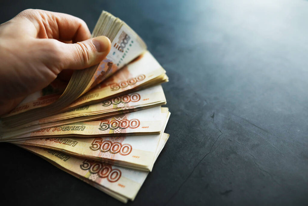 Billetes con inscripción "cinco mil rublos". El valor nominal del dinero ruso es de cinco mil rublos. Primer plano de rublos rusos. El concepto de Finanza.Antecedentes y textura del dinero - Foto, imagen