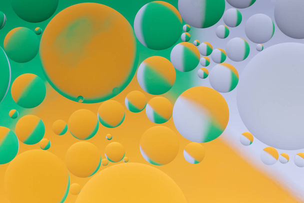 Kleurrijke abstracte achtergrond met oliedruppels op water - Foto, afbeelding