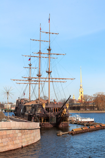 ピーターおよびポールの要塞、サンクトペテルブルク、ロシアに対して帆船 - 写真・画像