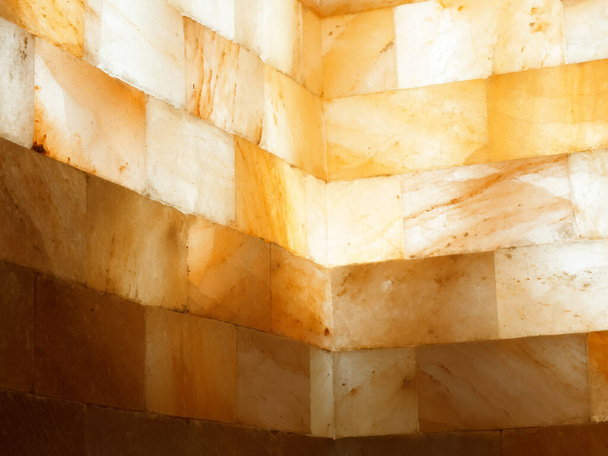 sauna interieur met verlichting en een stapel van Himalaya rots zout 2021 - Foto, afbeelding