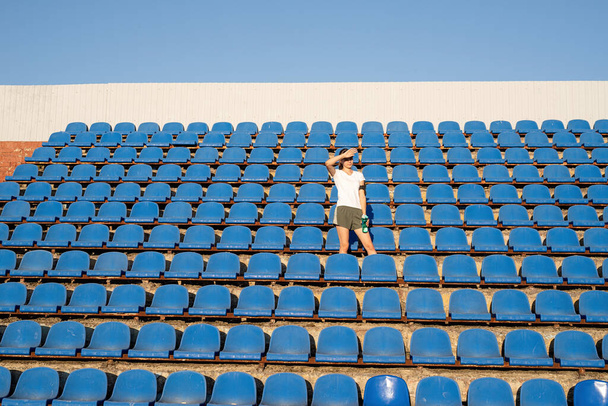 Gesunder Lebensstil. Teenager treibt Sport allein im leeren Stadion - Foto, Bild