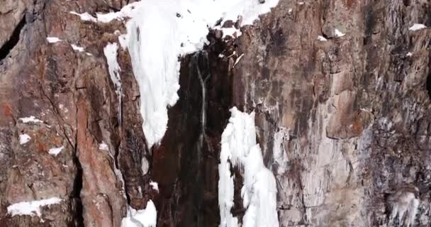Замерзающий водопад в снежных горах. - Кадры, видео