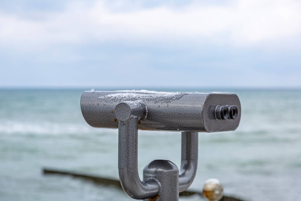 Sonsuz denizi görmek için gözlem güvertesinde çelik turist dürbünleri. - Fotoğraf, Görsel