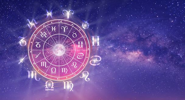 Asztrológiai zodiákus jelek a horoszkóp körön belül. Asztrológia, csillagok ismerete az égen a tejút és a hold felett. A világegyetemi koncepció ereje. - Fotó, kép
