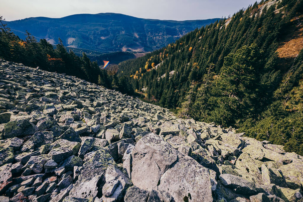 Una montaña rocosa una colina rocosa - Foto, imagen