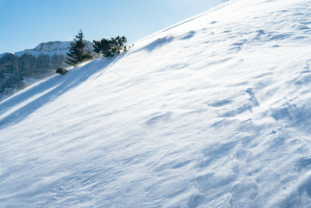 Foukání sněhu přes zasněžený povrch na vrcholu hory ve Švýcarsku - sněhová bouře - Fotografie, Obrázek