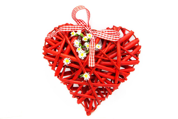 Corazón de mimbre rojo decorativo decorado con flores aisladas sobre fondo blanco. - Foto, Imagen