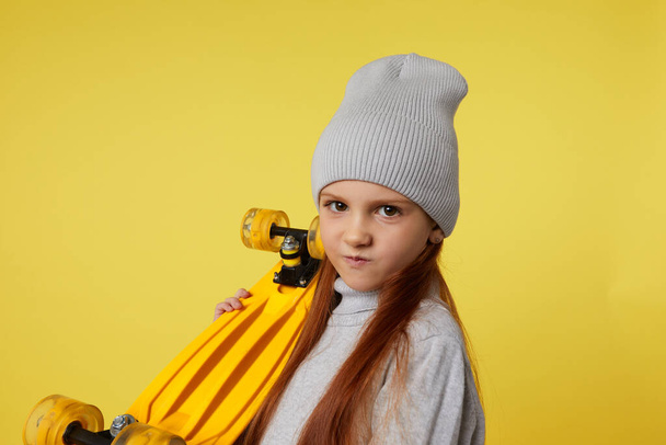 little child girl with yellow skateboard - Foto, imagen