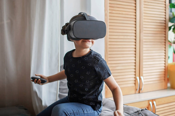 Roztomilá dívka v brýlích virtuální reality doma, experiment s dálkovým vzděláváním, budoucnost dnes - Fotografie, Obrázek