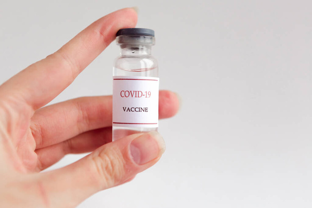 Entwicklung und Entwicklung eines Coronavirus-Impfstoffs COVID-19. Coronavirus-Impfstoffkonzept in der Hand des Arztes. Prävention von Coronavirus-Pandemie-Konzept. Kopierraum für den Text - Foto, Bild