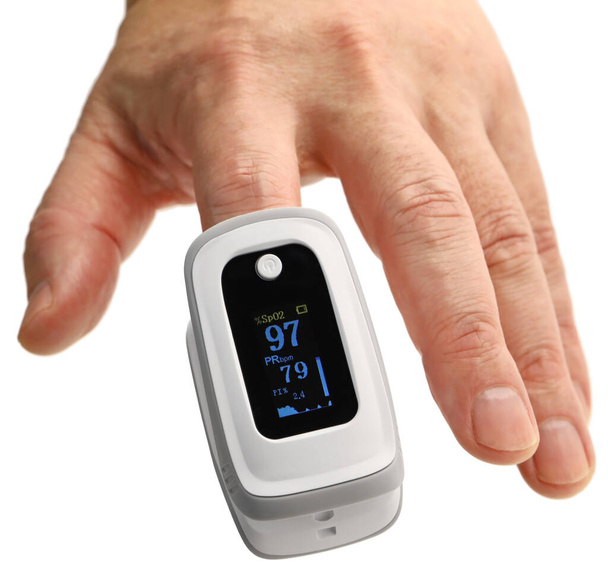 a vér oxigéntelítettségének mérése pulzoximéterrel az ujjhegyre erősítve, hogy lássuk, tüdőgyulladása van-e az új koronavírus miatt.  - Fotó, kép