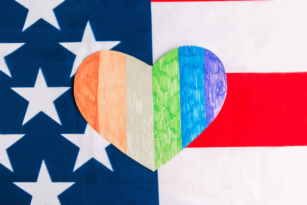 Καρδιά σε χρώματα lgbt και σημαία των Ηνωμένων Πολιτειών της Αμερικής. Έννοια του φύλου ισότητας - Φωτογραφία, εικόνα