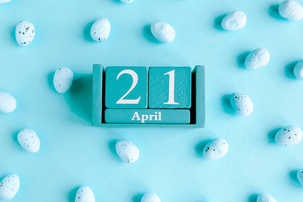 21 апреля. Голубой кубический календарь с месяцем и датой на голубом фоне. - Фото, изображение