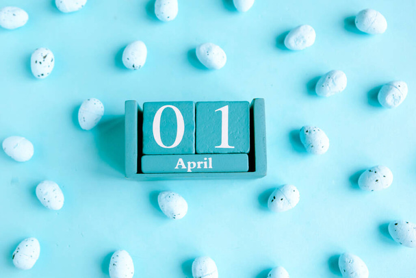 1 aprile. Calendario cubo blu con mese e data su sfondo blu. - Foto, immagini