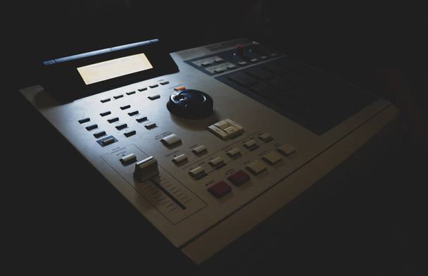 elektronik müzik enstrümanı, hip hop enstrümanları yaratmak için davul makinesi - Fotoğraf, Görsel