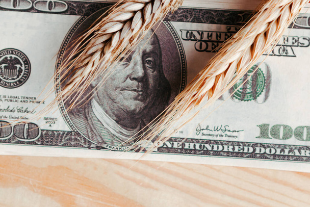Vehnäkorvat ja dollarit puupohjalla. Talouskriisin käsite - Valokuva, kuva