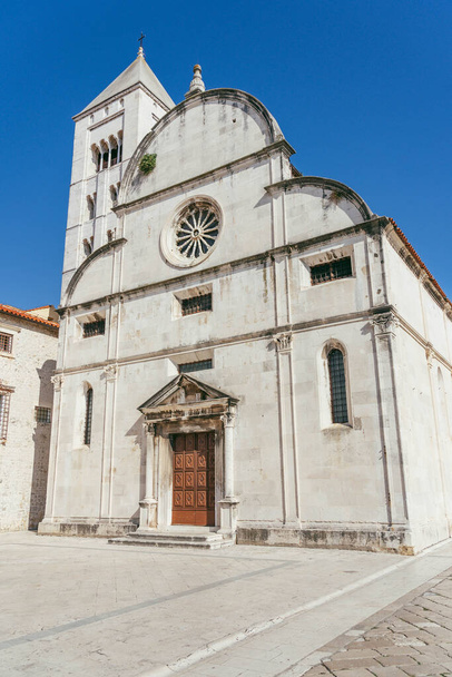 Фасад церкви Св. Марии на Старой городской площади Задара летом в Хорватии - Фото, изображение