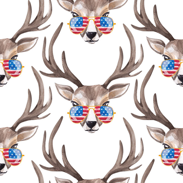 Carino cervo acquerello in occhiali da sole con stampa bandiera USA. Modello senza cuciture - Foto, immagini