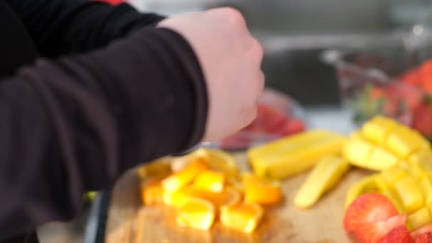 Cortar plátanos para el batido de la mañana - Imágenes, Vídeo