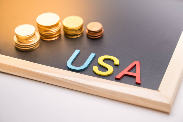 USA-Text auf Tafel und Münze  - Foto, Bild