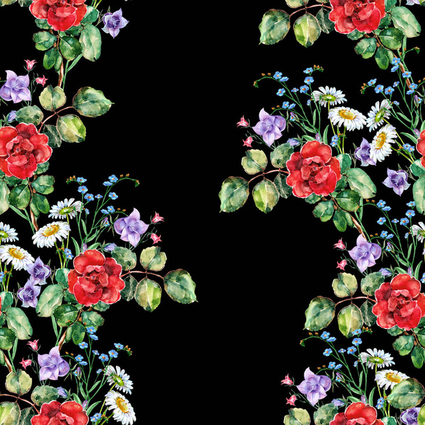 Aquarell-Malerei von Blumen, Scharlachrote Rose nahtlose Muster auf dem schwarzen Hintergrund  - Foto, Bild