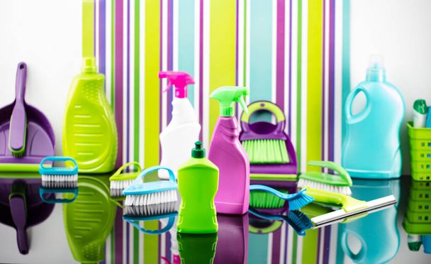 Ev ve ofis temizliği teması. Renkli şeritler şeklinde arka planda yapışkan sıvılar ve renkli temizlik seti olan renkli şişeler.. - Fotoğraf, Görsel