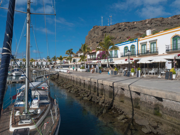 Marina, Puerto de Mogan 'ın gemileri ve renkli binaları. Küçük bir balıkçı köyü limanının geleneksel İspanyol sömürge mimarisi, en sevdiği turistik yer. Gran Kanaryası, Kanarya Adaları, İspanya - Fotoğraf, Görsel