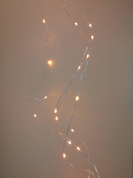 Різдвяні вогні ізольовані на звичайному світлому фоні. Різдвяні сяючі гірлянди
.. - Фото, зображення