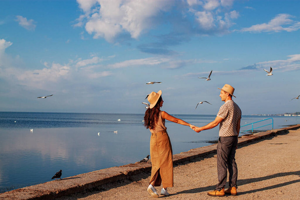 ロマンチックな幸せな多民族カップルの愛のビーチで日没 - 写真・画像