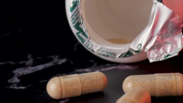 Close-up de uma garrafa de pílulas antidepressivas para combater a doença mental causada pelo confinamento durante a pandemia do Coronavirus. - Filmagem, Vídeo