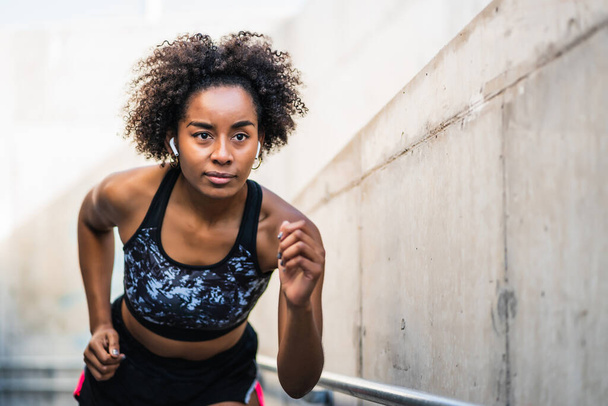 Afro athlete woman running outdoors. - Zdjęcie, obraz