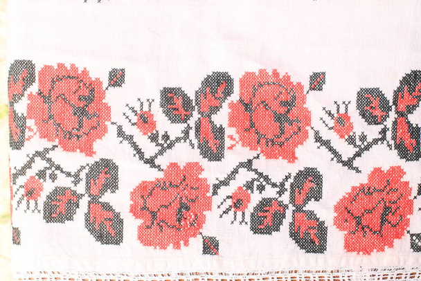 tradycyjna ozdoba kwiatowa na tkaninie lnianej  - Zdjęcie, obraz