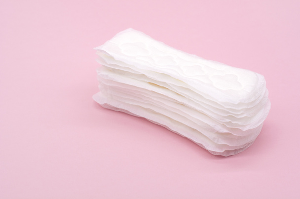 servilleta o compresa sanitaria para una higiene íntima sobre un fondo rosa - Foto, imagen