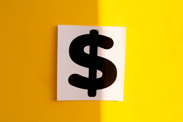σύμβολο του ευρώ σε κίτρινο φόντο. Επιχειρήσεις και Οικονομικών, η αύξηση του δολαρίου. - Φωτογραφία, εικόνα