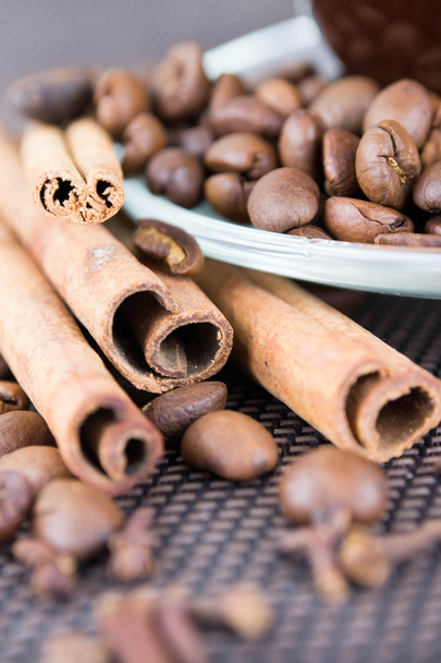 чашку кофе с кофейными зёрнами и коричными палочками
 - Фото, изображение