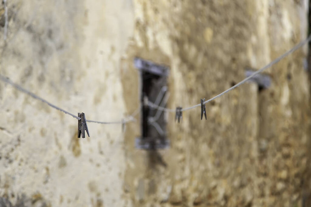 Leere hölzerne Wäscheklammern am Seil befestigt, Kleidungszubehör - Foto, Bild