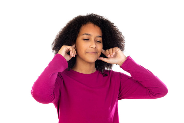 Porträt eines Teenagers mit Afro-Haaren isoliert auf weißem Hintergrund - Foto, Bild