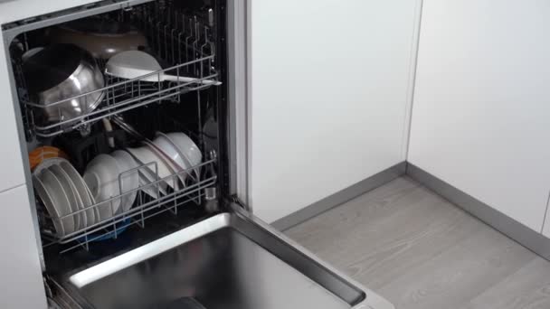 Сучасна посудомийна машина відкрита, технологія, кухня
. - Кадри, відео
